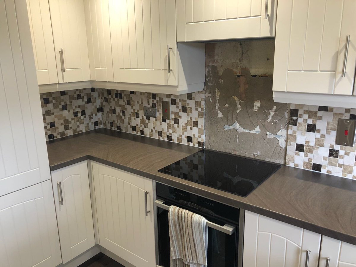 CMD_Ceramics's tweet photo. Project completion: Kitchen splashback completed yesterday by our fitter Callum for our latest @DreamDoors_Ox project in Marcham.
#kitchentiling #mosaictiles #dreamdoors #oxfordshire https://t.co/TtUih39p8C