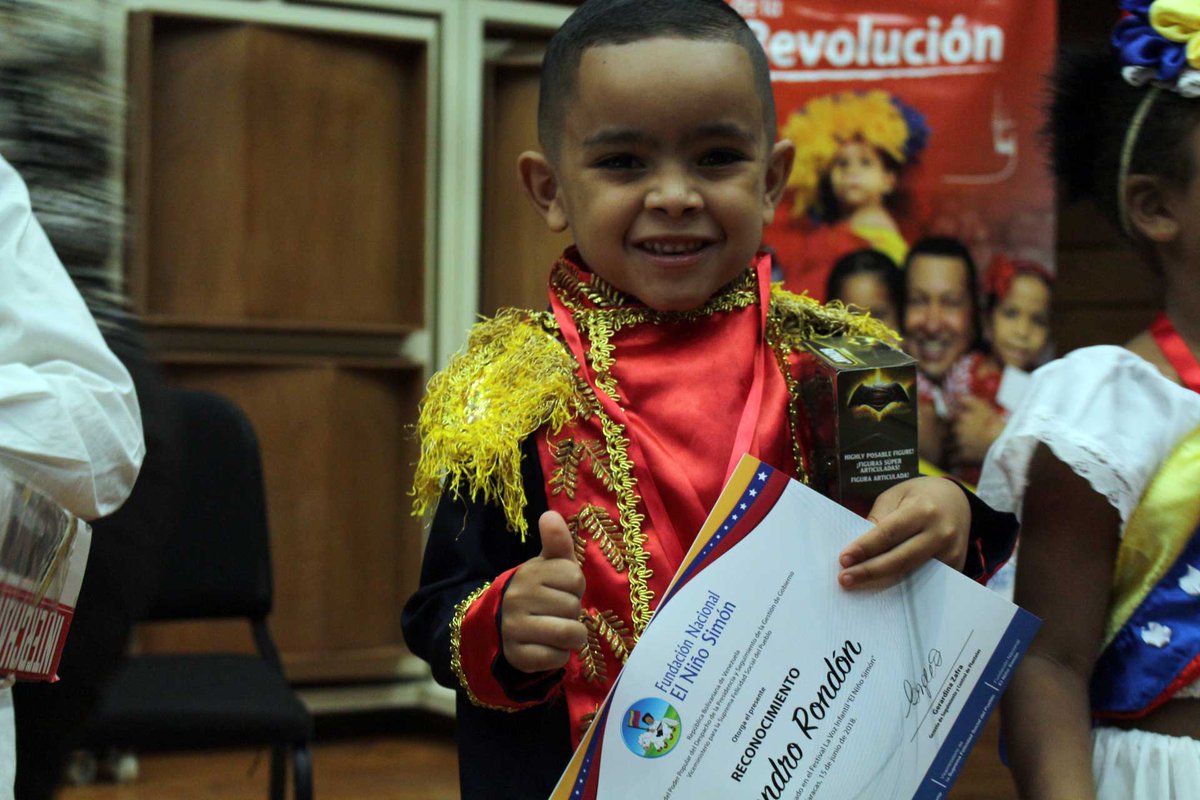 FNNSimon's tweet photo. Velamos por el bienestar, la protección y el desarrollo físico, mental y emocional de los hijos de Bolívar, quienes disfrutan progresivamente de todos los derechos enmarcados en las leyes venezolanas.@DPresidencia @magallyvina https://t.co/tSfHfu6SEW