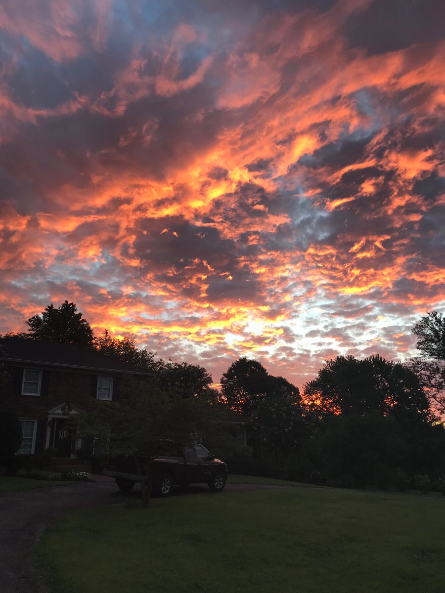 AnneCDuval's tweet photo. My son caught this amazing view this morning at 5:38 am.  A perk, I guess, of leaving for work early. ⁦@NashSevereWx⁩ https://t.co/Jp1bB1Mhtq