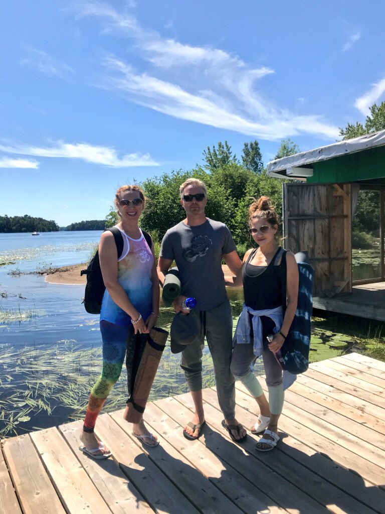BeckieDileo's tweet photo. Making those deep inhales + exhales so much more enjoyable with this picture perfect backdrop.
#yogasquad
#lilypadsformiles
#Muskokamantra 
@RougieCo @Factory163 @B_Rossco 
🙏🏻🙏🏻🙏🏻 https://t.co/ZY1m1JcLTO