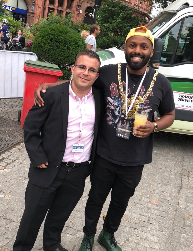 mgrwsheff's tweet photo. MGRW meet @MagicMagid at tonight’s Grand Prix @SheffGrandPrix #sheffieldissuper @CYCLING_SHEFF https://t.co/ni3HAFfgUz