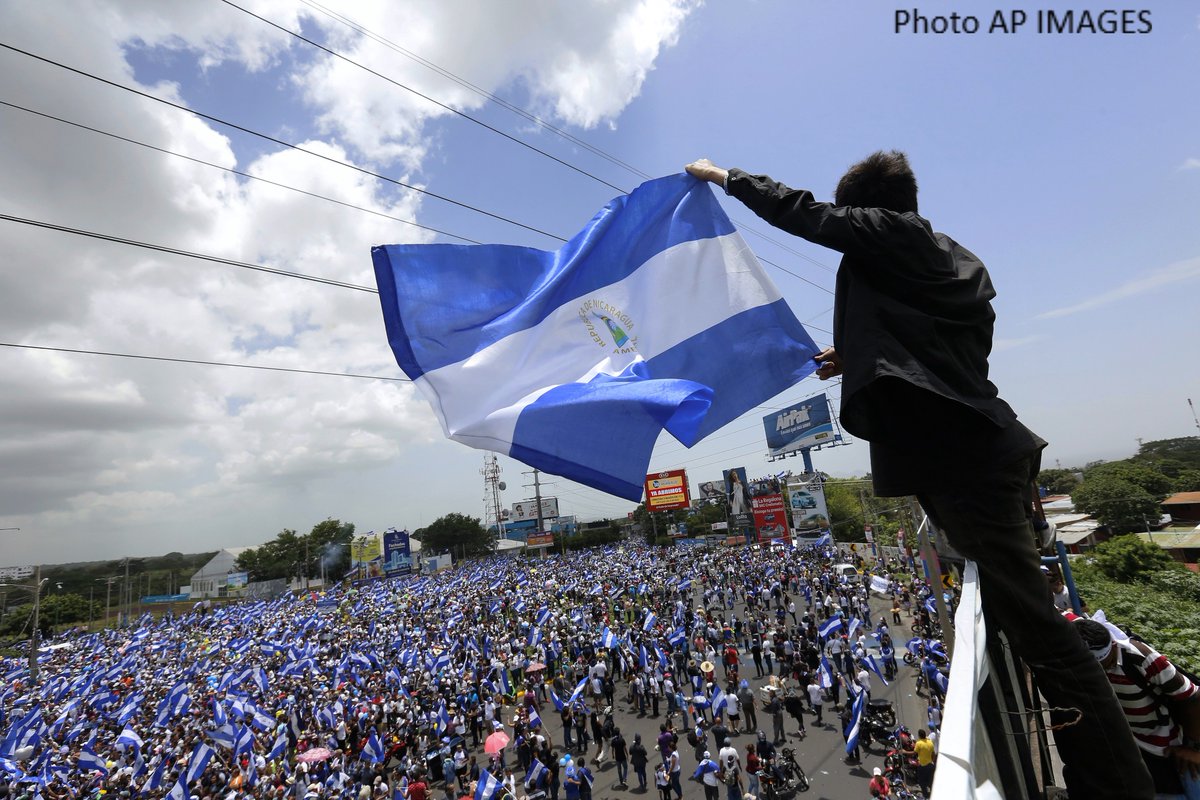 En la región tenemos una obligación a responder a la situación que rápidamente se deteriora en #Nicaragua. Estados Unidos cree que la resolución de la <a href="/OEA_oficial/">OEA</a> del día de hoy es un paso importante para fortalecer las instituciones y los procesos democráticos en Nicaragua.