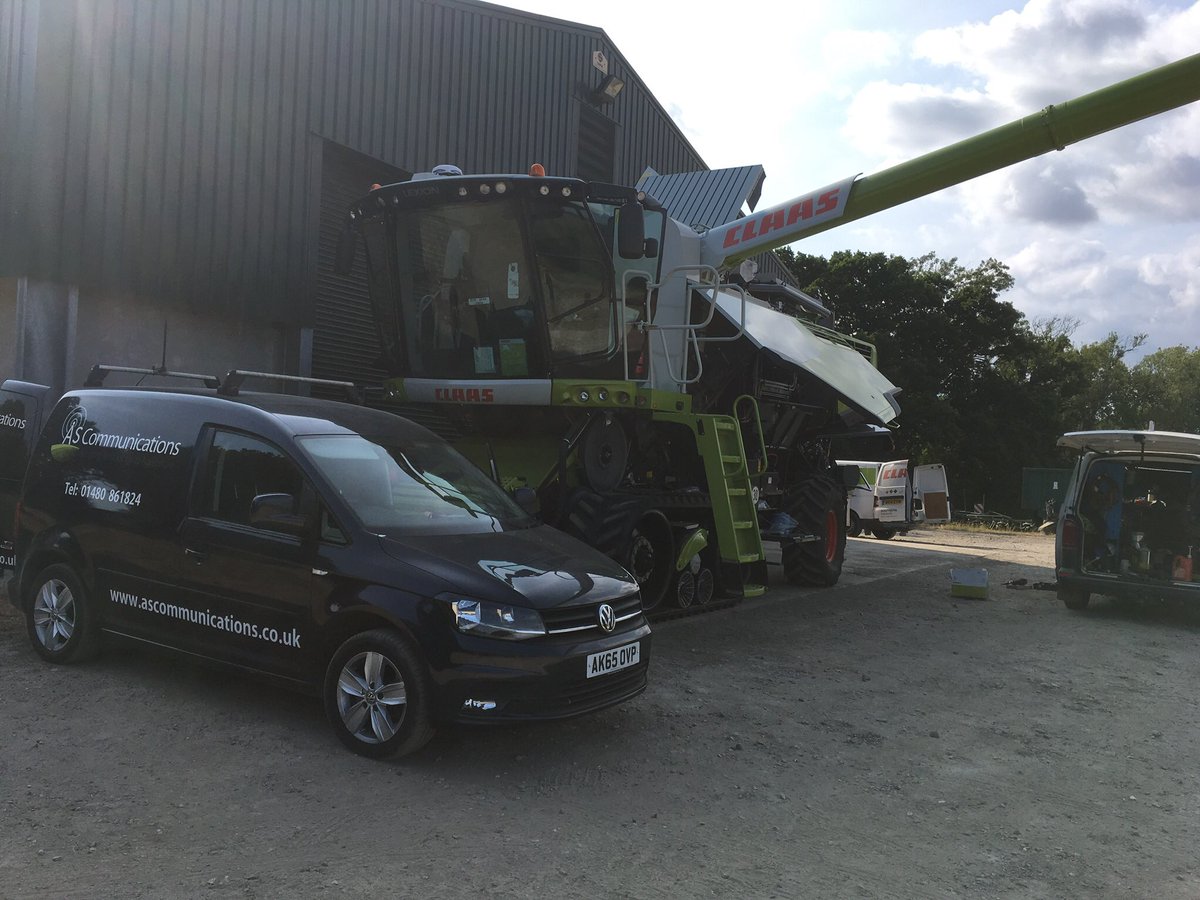 VantageEngWales's tweet image. We are still installing on combines. A new GFX autopilot on the Claas lexion 760 AGR. A smart helpful solution. #farmingsmart