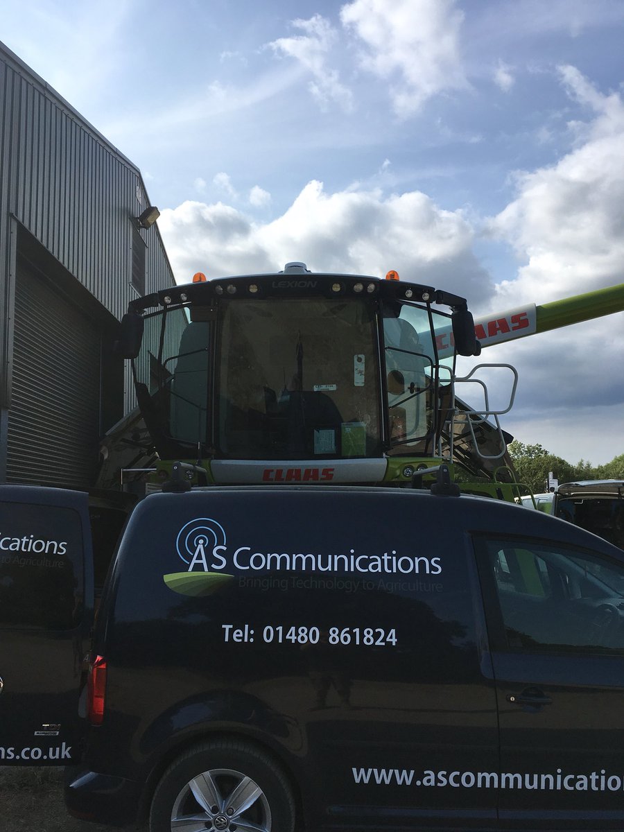 VantageEngWales's tweet image. We are still installing on combines. A new GFX autopilot on the Claas lexion 760 AGR. A smart helpful solution. #farmingsmart