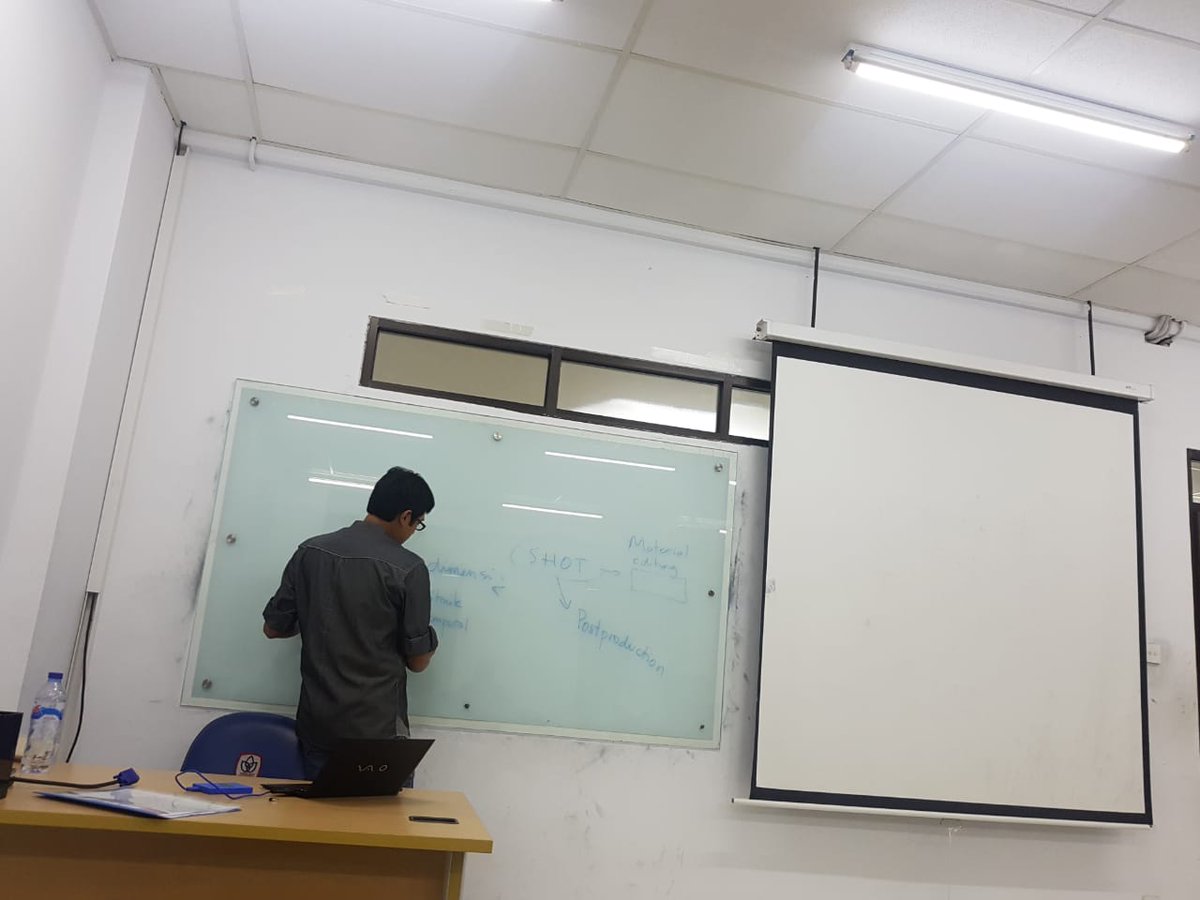 pu_regulernight's tweet photo. Sapa bilang jurusan PR cuma belajar tulis menulis, nih mimin semalam dapet makul basic camera, biar kece kalau bikin video hihihi #curhatkelasmalam #presuniv #eveningclass #basiccamera #publicrelation https://t.co/JnIR1bLZdc
