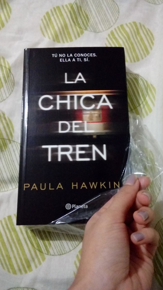 XciomaraG's tweet photo. ¿se puede creer que lo compré en la #FilLima2017 y esperé un año para poder al fin leerlo? Bueno, le llegó su hora 🕘😍😏💚 #LaLaChicaDelTren
#nohaytiempo uu. https://t.co/FlJKkdi1iY