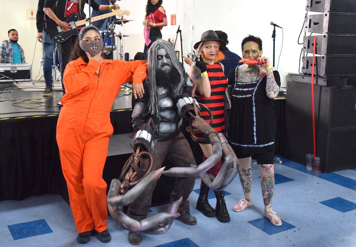 SandymoonMX's tweet photo. Nosotros somos #TheDevilReject presentes en #ExpoTintaInternacional ππππ± #sandymoon #jorgebravo #voodoogirl #gelamorrison #tatuajes #cosplay #FelizMiercoles https://t.co/IjgoxbOSpc