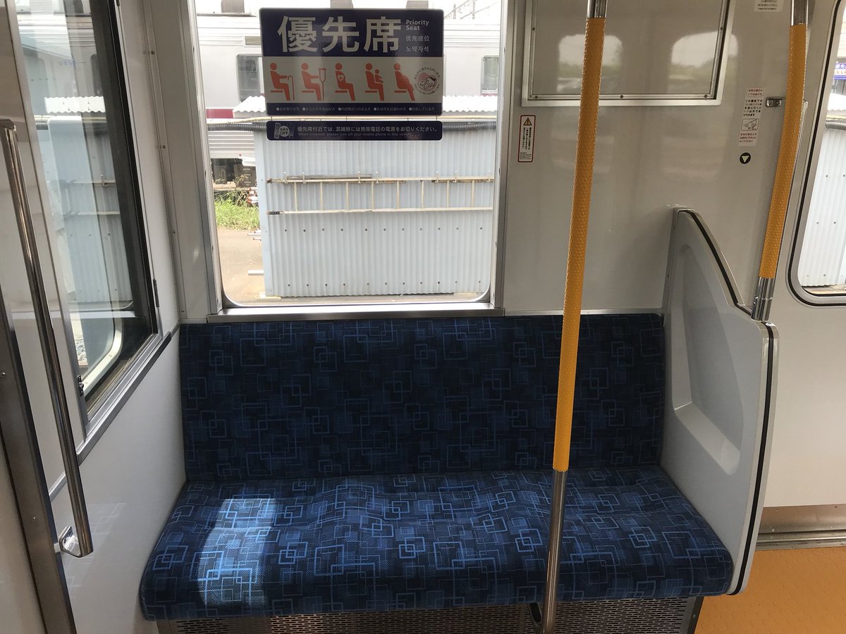 東武鉄道20400型の車内。内装は70000系に合わせているそうです。 #鉄道