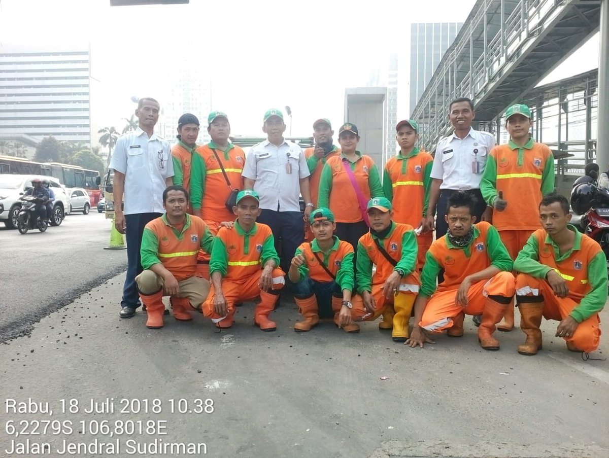 Kegiatan bersih" Jl. Sudirman dlm rangka kesiapan menjelang Asian Games