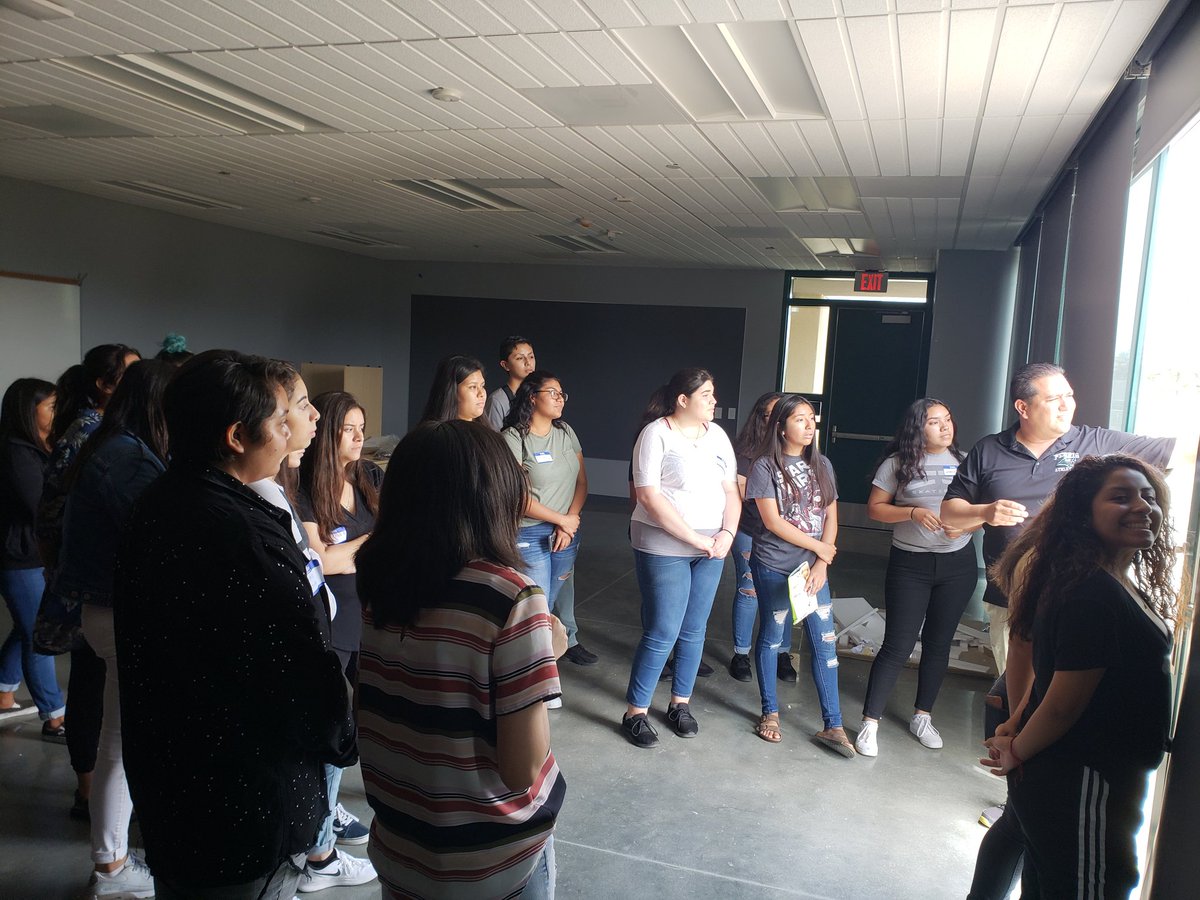 ngosuna's tweet photo. Link Crew touring our new @PerrisHigh buildings, guided by our awesome principal @ThePtownway in preparation for freshman orientation 🏫 #pantherpride #pantherfamily @Perris_ASB #phslinkcrew https://t.co/JRaE9ZePb6