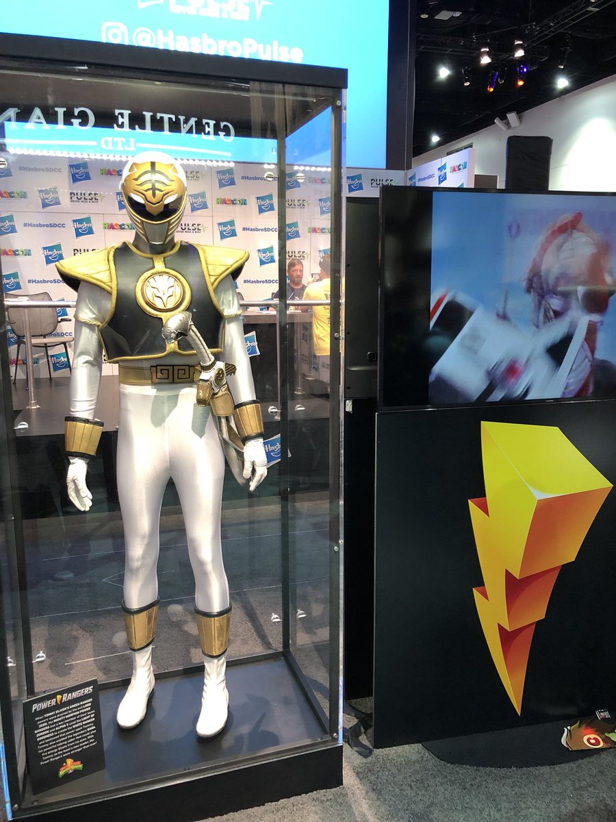 PowerRangersNOW's tweet photo. Mighty Morphin #PowerRangers White Ranger suit on display with @Hasbro at San Diego Comic Con! https://t.co/yIaNBrx6u8
