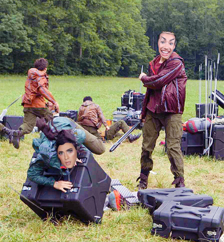 Китнисс эвердин три пальца. Битва голодных. Битва голодных. Сойка пересмешница 1. Битва голодных.