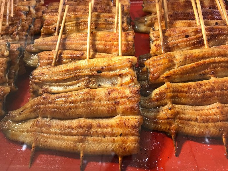 ＼明日は丑の日！／
本館地下2階＝イベントコーナー①では『土用のうなぎとスタミナ特集』を開催！本日と明日20日（金）の2日間、うなぎを中心にスタミナフードを取り揃えています。暑い日が続いていますね。そんな時こそ、うなぎをぜひどうぞ♪