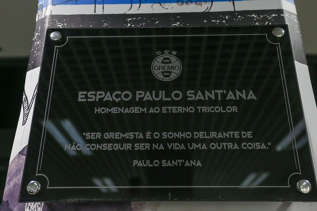 rede_tricolor_'s tweet photo. Antes do jogo o Grêmio homenageou Paulo Sant'ana com uma placa na Arena. https://t.co/mfj92xSU3p