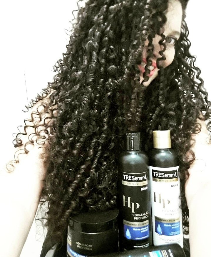 EdnaRaquel1's tweet photo. Simplismente amando esta linha😍 Cabelo hidratado, definido, com brilho e macio ao toque❤❤❤
#issomudatudo #tresemmehidratacaoprofunda #bzzagentbrasil #tresemme https://t.co/NrlZGrXURZ