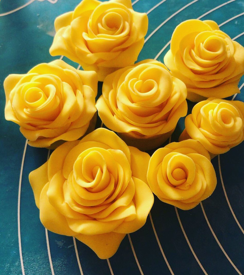 We made some sugar roses today using the ffm easiest rose ever cutter #ffmcutters #easyroses #doityourself #tutorialcomingsoon