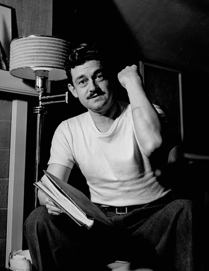  #LesCinéastesDuHangarRangée 2 :28 - PRESTON STURGES29 août 1898 - 6 août 1959(U.S.A)- Les Voyages de Sullivan (41)- Un Coeur Pris au Piège (41)- Miracle au Village (44)- Infidèlement Votre (48)Il est l’un des premiers scénaristes à devenir réalisateur