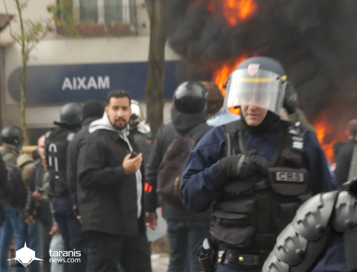 GaspardGlanz's tweet photo. #AlexandreBenalla C’est bon, je l’ai dans la manif du premier mai en plein milieu du peloton de la BAC, avec les chefs, un brassard police, un talkie walkie et tout le tralala. La vidéo est à l’éxportation. 

#AlexandreBenalla https://t.co/QUtbE9ZX6H