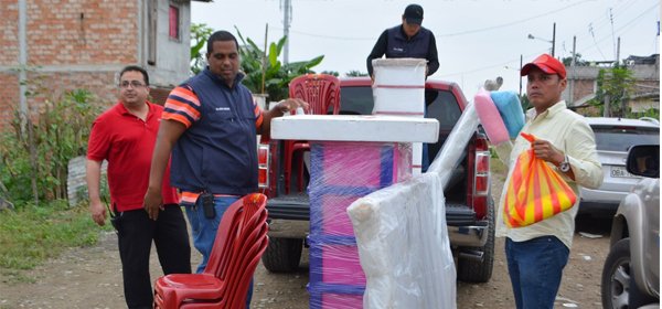 MPNoticiasEC's tweet photo. ALCALDÍA ENTREGÓ KITS DE AYUDA HUMANITARIA A FAMILIAS AFECTADAS POR INCENDIOS https://t.co/Pszuz6qhY8 https://t.co/usargTjtVR