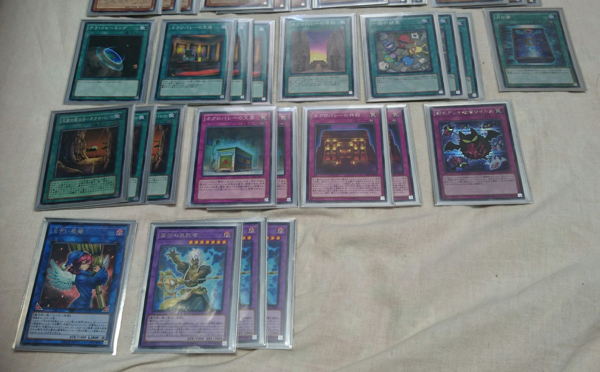 イガラ 墓守 出来た 前に使ってた墓守にソウルフュージョンの新規入れた 一族の結束は前から使ってるから火力増強の意味で入れた 遊戯王 墓守 一族の結束 デッキを晒したらrtが来てフォロワーが増えると聞いて デッキ スリーブ 両姫