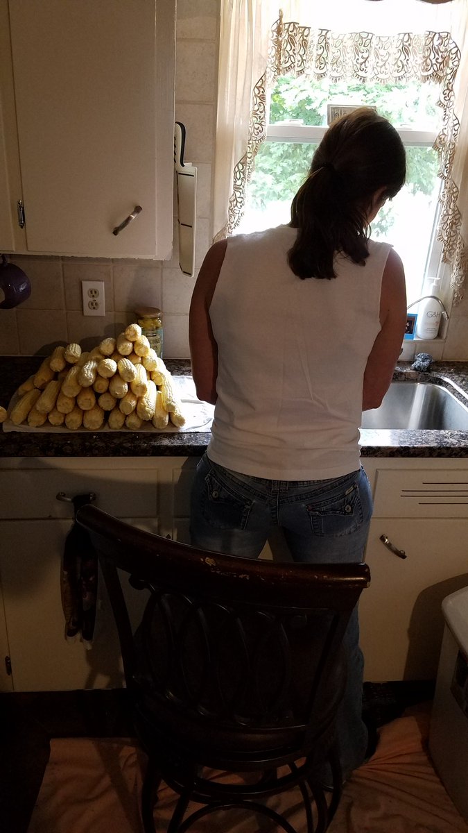 EmptyNestTour's tweet photo. Who will bag the corn asked the LittleRed #MamaHen? Not I said #BabyChick I've got to study &amp;hoop at UWM. I'll do it said #MamaHen Who will eat all this corn said the LittleRed #MamaHen? I WILL said all the #ChicksInTheWild #PapaRooster said NO WAY but #MamaHen said ok like usual https://t.co/xNgmpX8qmc