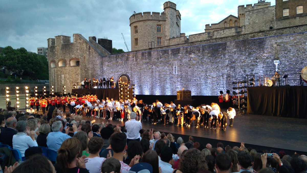 EastLondonDance's tweet image. We are so proud of our amazing cast, taking a well deserved bow at the end of the 1st incredible and emotional night of #EastWall. Phenomenal work from @MsBeckyNam @Duwanetaylor @james_finnemore @JToonga @HofeshShechter 👏👏👏 @HRP_palaces @LIFTfestival @HofeshCo