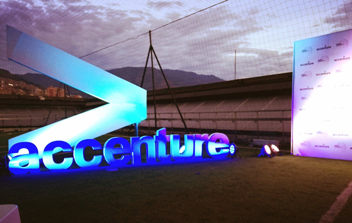 Cae la noche en Medellín <a href="/Ruta_N/">Ruta N</a> pero lo mejor hasta ahora está por venir en el lanzamiento del nuevo Accenture Advanced Technology Center