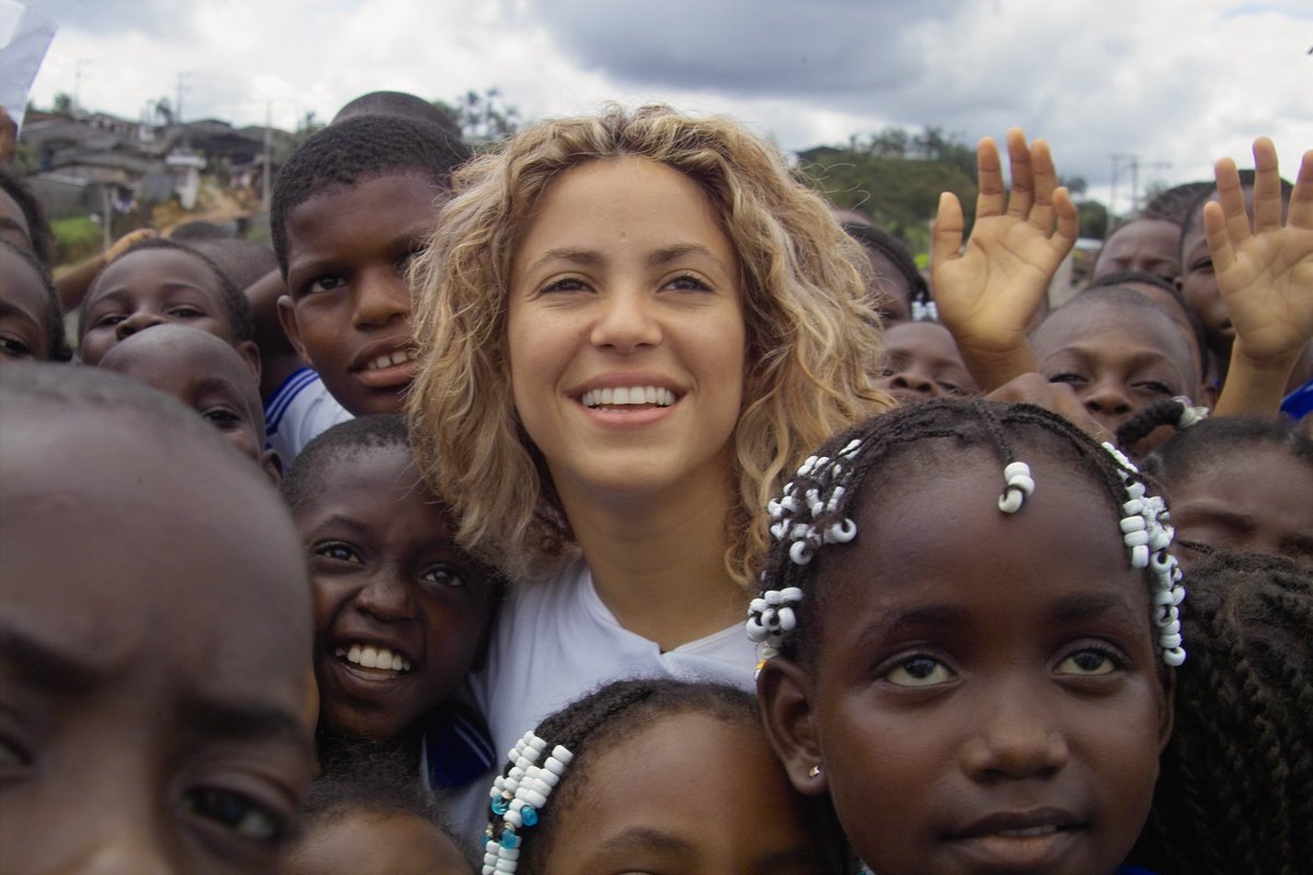 shakira's tweet photo. Donate $10 to @onedrop and @fpiesdescalzos and you could win a trip to meet Shak backstage in Las Vegas on the #ElDoradoWorldTour! Enter now at https://t.co/dLygx3T6Ah ✈ https://t.co/0AEECVpOH7