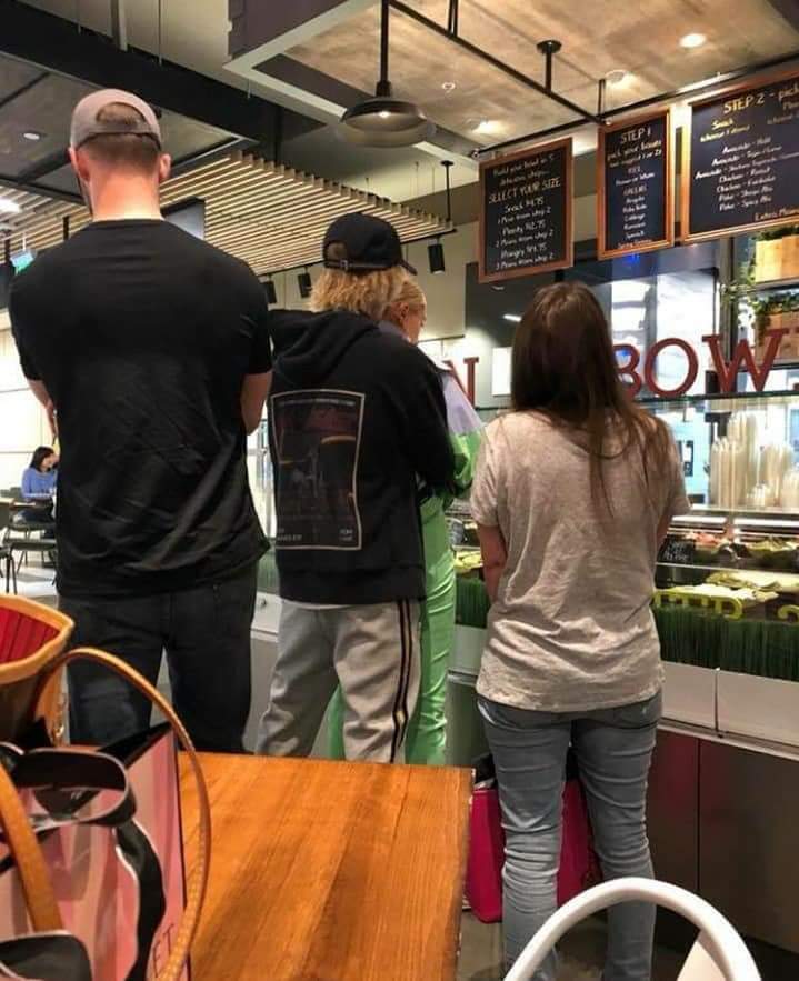 xfuckbieberx's tweet photo. Hailey, Pattie y Justin en washington....
La fan que tomo la foto dijo que era Pattie
#Jailey #Jaileyisback https://t.co/oZxTIvRMEZ