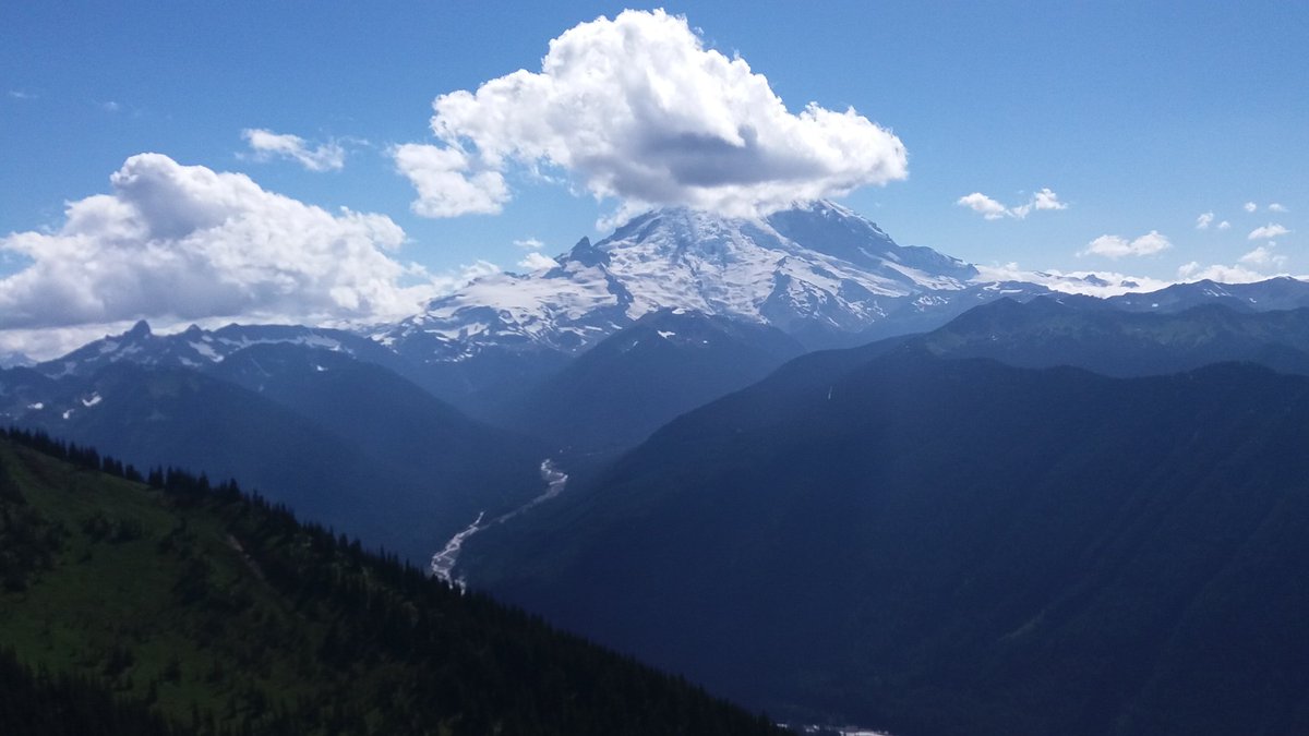 tomkorocz's tweet photo. When you can spend your birthday like this...even at 50...it's pretty awesome #mtrainier #CrystalMt https://t.co/raPvoBC7WI