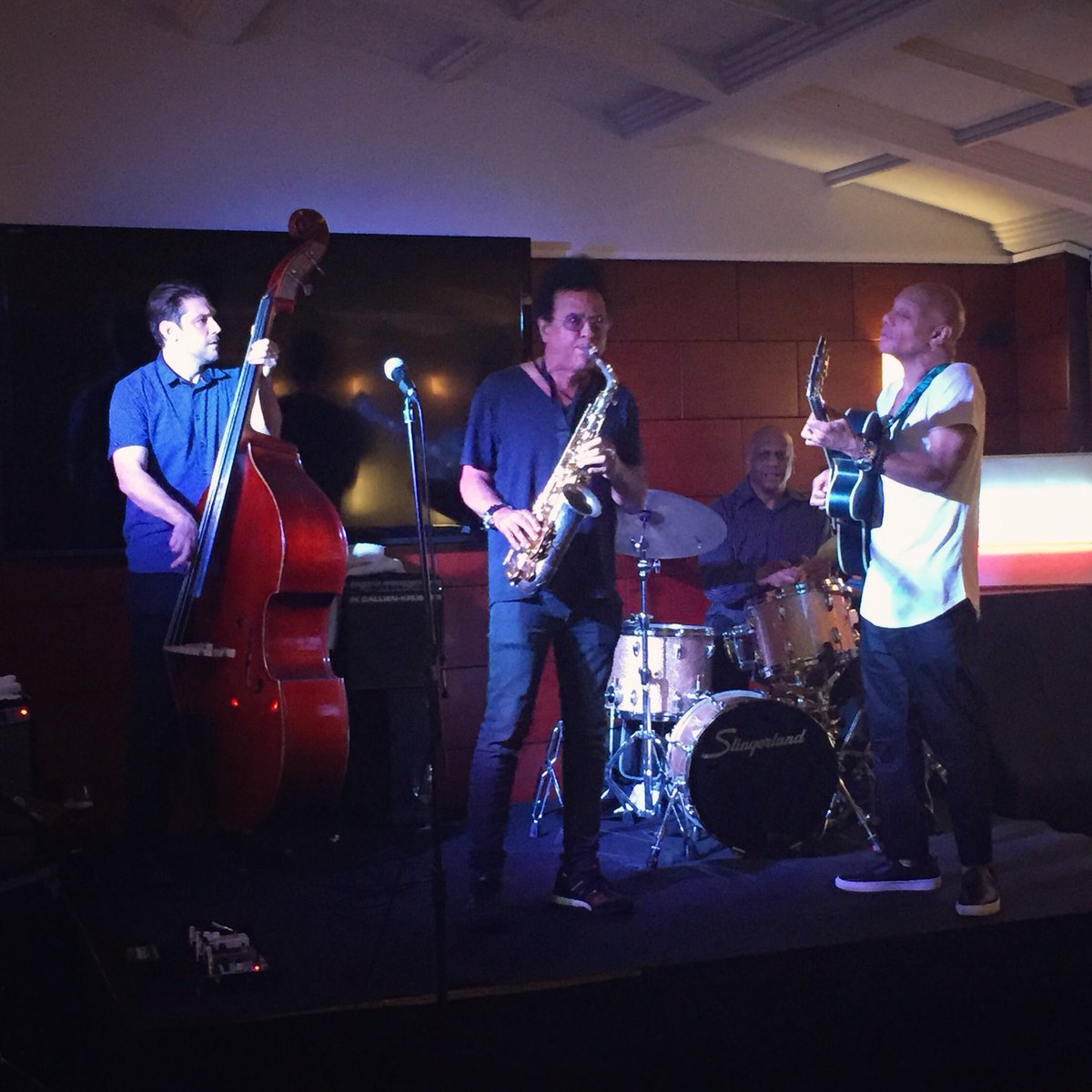 YahveMC's tweet photo. Lo mejor del día en @jazzvitoria: el gran #AlexFoster (en la foto), #WayneEscoffery, #AbrahamBurton, #BorisKozlow y #Donald Edwards improvisando en la jam session con el trío de #MarkWhitfield, #BillyDrummond y mi admirado #BenAllison.
Esto sí. https://t.co/Zjm9f76v5X