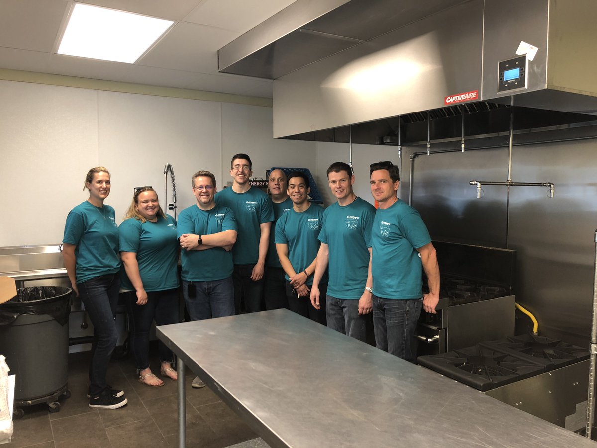 emboldcu's tweet photo. As the grand re-opening of the @cservicec approaches, we are happy do some of the dirty work so they don't have to! #ClackamasServiceCenter, we've got your back. #CreditUnion #volunteers spent the morning deep cleaning the kitchen. #WeAreClackamas #community #CUdifference https://t.co/aHQOMdM7wn