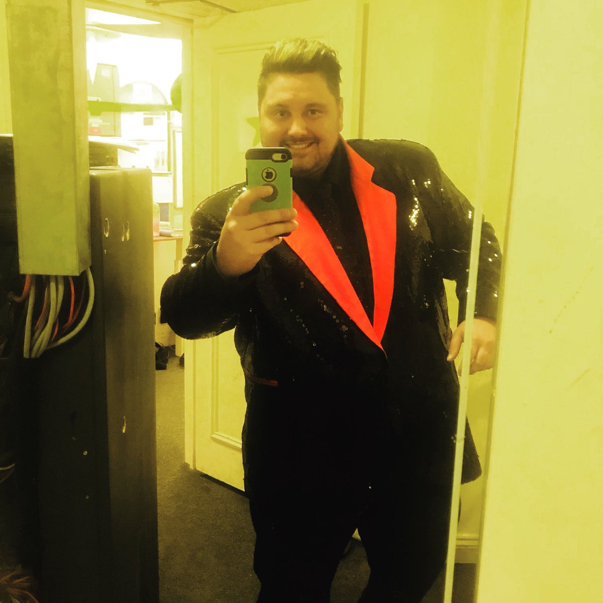 SutcliffeKieran's tweet photo. Great night tonight @warnerhotels @WLHEnts Holme lacey Backed by the house band Stax for a solo show of the best WestEnd hits & Opera classics! Lovely response #singing #musicals #opera #liveband #solo #powerballads #showbiz #glitterjacket #glittertie #selfie #happysinger 🎭🎤🎼 https://t.co/6MXFUOFdKv