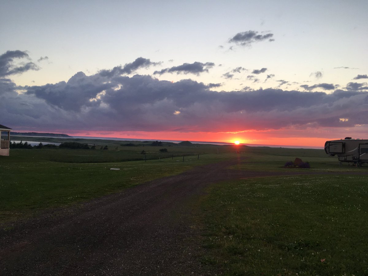 MaryFPropertie1's tweet photo. PEI sunset. The end of day 5 ⁦@luciebrusse⁩ ⁦@paperguydave⁩ https://t.co/nRDVUuNUSx