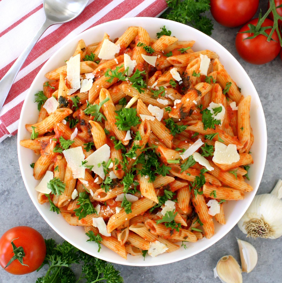 CakePantsLady's tweet photo. This penne with green chile marinara sauce only takes 20 minutes from start to buon appetito! #pasta https://t.co/dpZ3gfm0KH https://t.co/pEnPRyQOSC