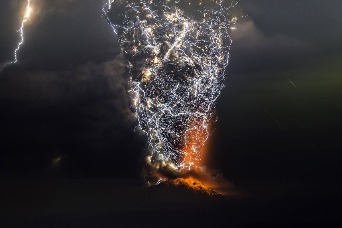 MeredithFrost's tweet image. Chilean photographer Francisco Negroni captures incredible photos of volcanic eruptions and lightning storms. bit.ly/2NVZUri