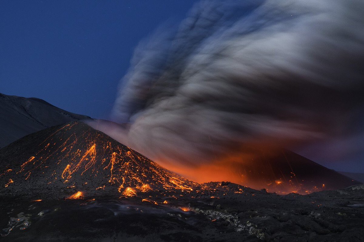 MeredithFrost's tweet image. Chilean photographer Francisco Negroni captures incredible photos of volcanic eruptions and lightning storms. bit.ly/2NVZUri