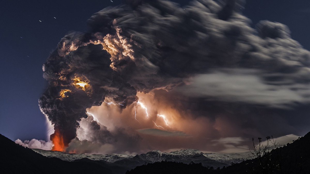 MeredithFrost's tweet image. Chilean photographer Francisco Negroni captures incredible photos of volcanic eruptions and lightning storms. bit.ly/2NVZUri