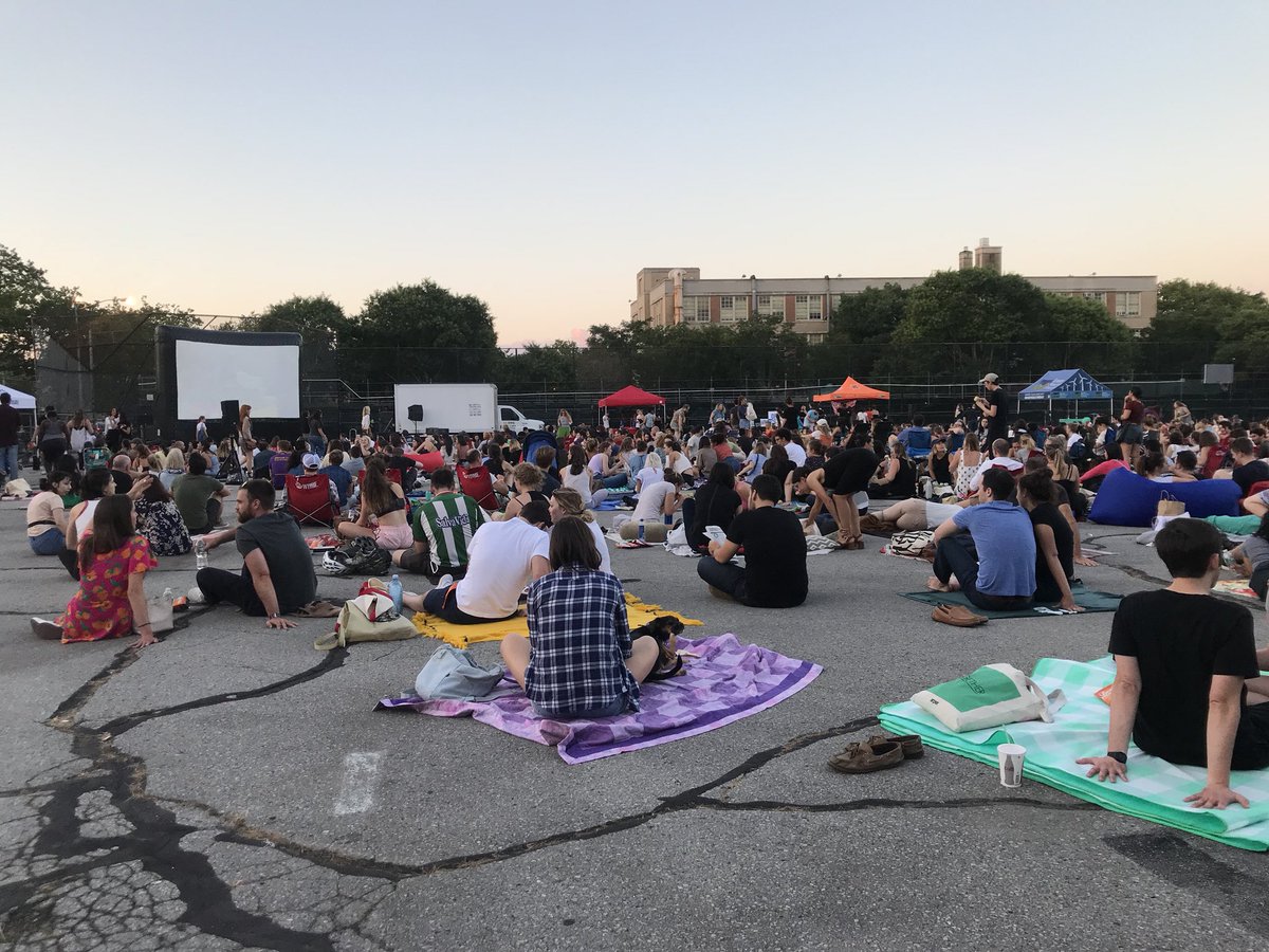 Crowd’s fillin’ in! 👏🏼👏🏼