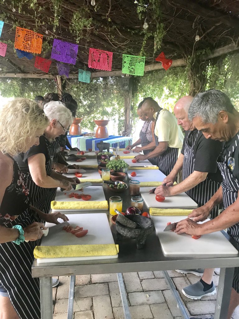 PerlaMa88130084's tweet photo. #diamondevent #greatpeople #diamondowners #cookingstations only in Cabo Azul 🌞🌵 @diamondresorts @CaboAzulResort @NoraSan67749488 @DemutisG @tchrisbrock45 @reinhartshell @tom_savino @mirkoangiolelli https://t.co/2YBteDLlLB