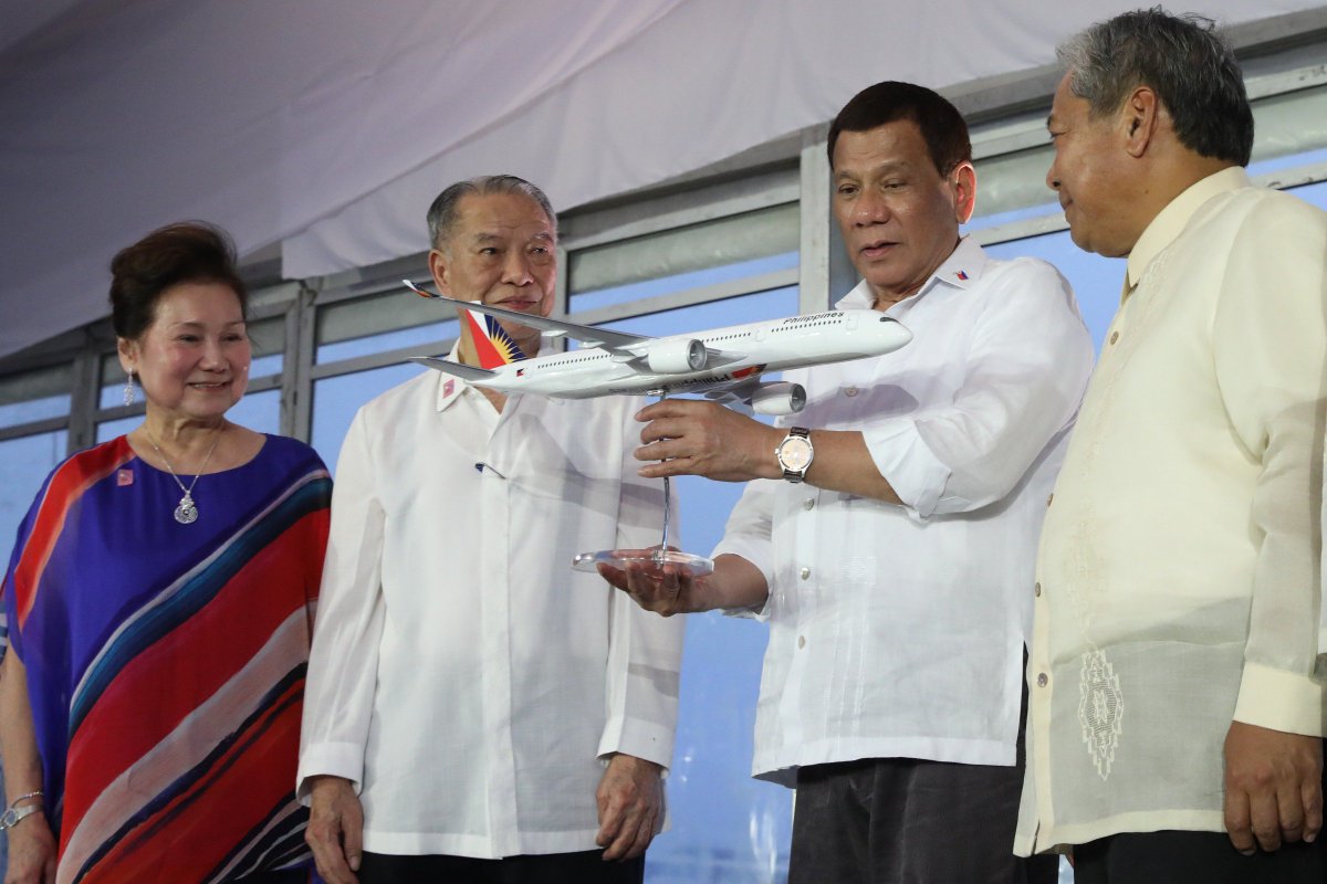 pcogovph's tweet image. Pres. Duterte graces the rollout of Philippine Airlines&apos; (PAL) new Airbus A350 and A321 Neo aircraft at the Lufthansa Technik Philippines located in the Macro Asia Special Economic Zone of Villamor Air Base in Pasay City on July 17, 2018. #PartnerForChange