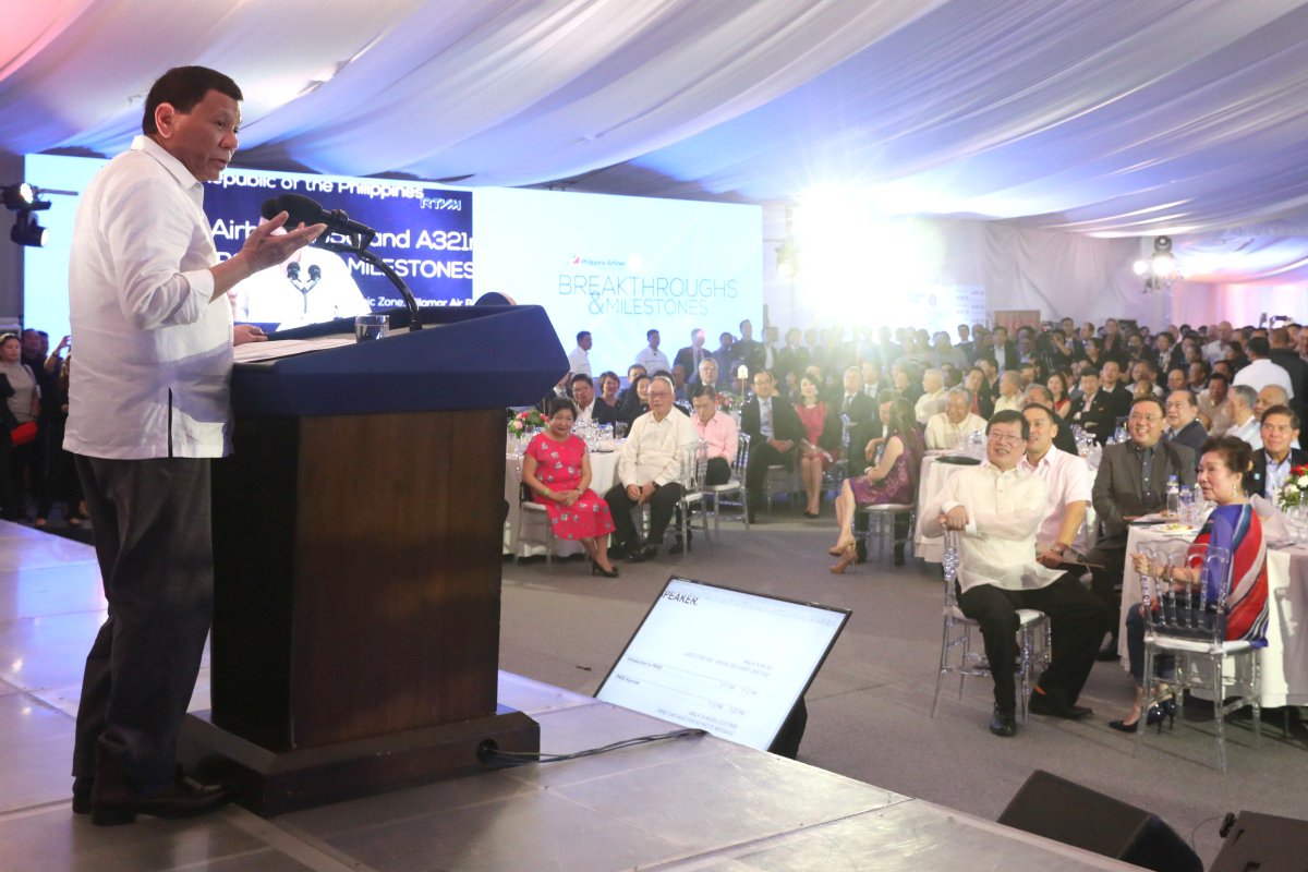 pcogovph's tweet image. Pres. Duterte graces the rollout of Philippine Airlines&apos; (PAL) new Airbus A350 and A321 Neo aircraft at the Lufthansa Technik Philippines located in the Macro Asia Special Economic Zone of Villamor Air Base in Pasay City on July 17, 2018. #PartnerForChange
