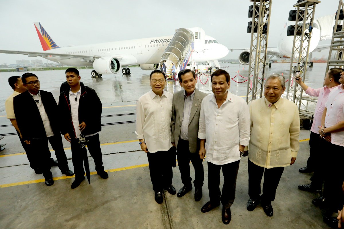 pcogovph's tweet image. Pres. Duterte graces the rollout of Philippine Airlines&apos; (PAL) new Airbus A350 and A321 Neo aircraft at the Lufthansa Technik Philippines located in the Macro Asia Special Economic Zone of Villamor Air Base in Pasay City on July 17, 2018. #PartnerForChange
