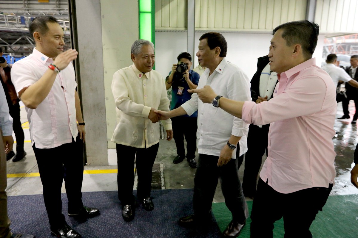 pcogovph's tweet image. Pres. Duterte graces the rollout of Philippine Airlines&apos; (PAL) new Airbus A350 and A321 Neo aircraft at the Lufthansa Technik Philippines located in the Macro Asia Special Economic Zone of Villamor Air Base in Pasay City on July 17, 2018. #PartnerForChange