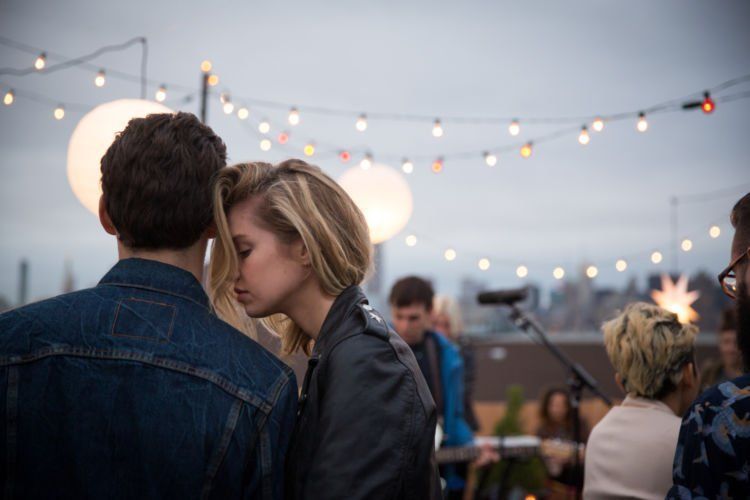 Встреча парня и девушки. Встреча бывших влюбленных. Мужчина и женщина на улице. Парень и девушка встречаются. Неожиданно встретила бывшего.