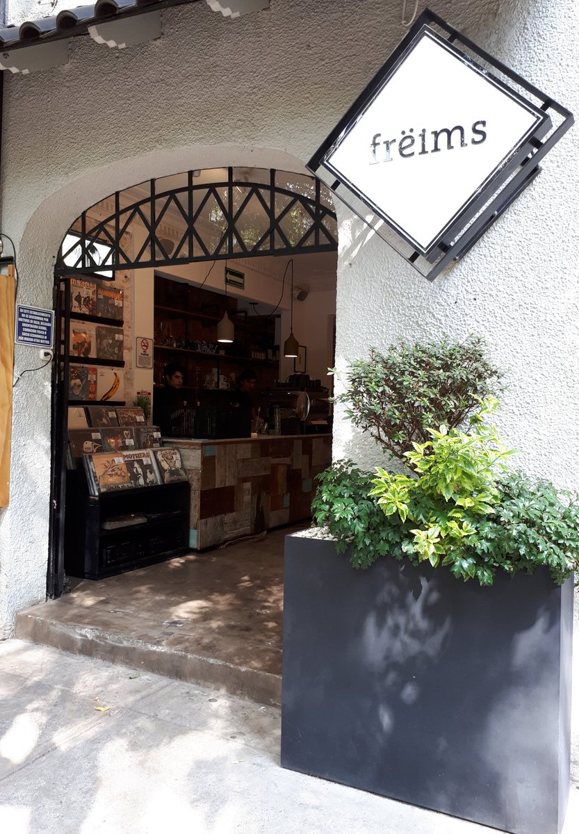 FoodandTravelMX's tweet photo. Tarde de visitar #Freims, un espacio muy acogedor para tomar un café ☕, vino 🍷, cervezas 🍻, o algún coctel con café como este que es un cold brew con canela, cocoa, jarabe de arroz y Pox. Está en Ámsterdam 62B, Condesa. https://t.co/KKGs7UUDc4