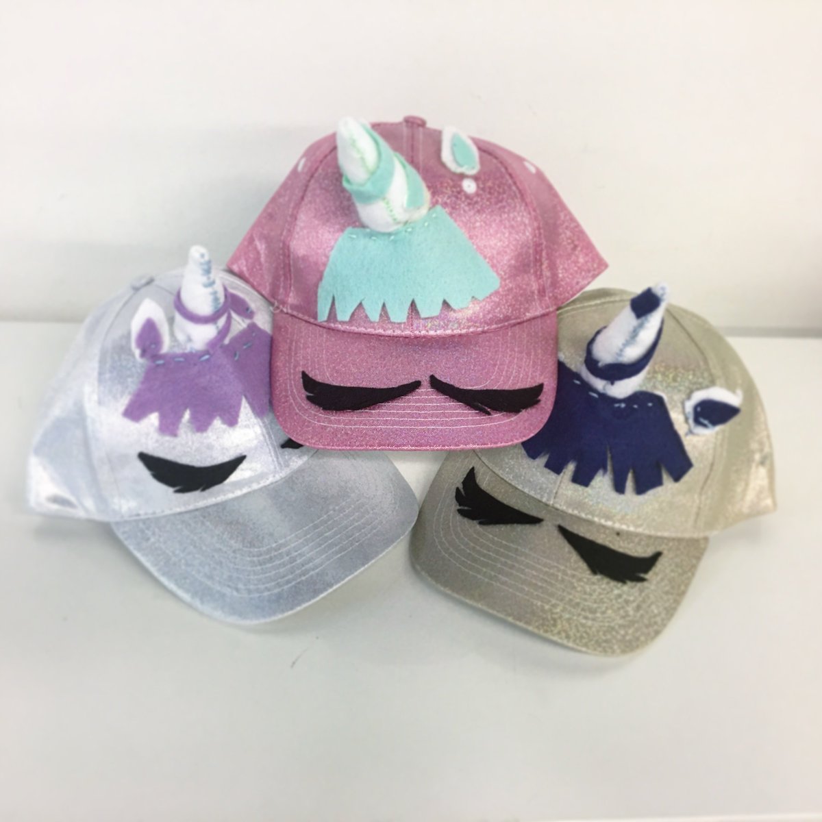 What’s more trendy than a shimmery unicorn cap? 🦄 ✨#diybaseballcap #unicorn #sparkle #summercamp
.
.
.
#tastmakersandtrendsetters #tastemakers #toronto #torontomoms #torontokids #diy #summerinthe6ix #kidscamp