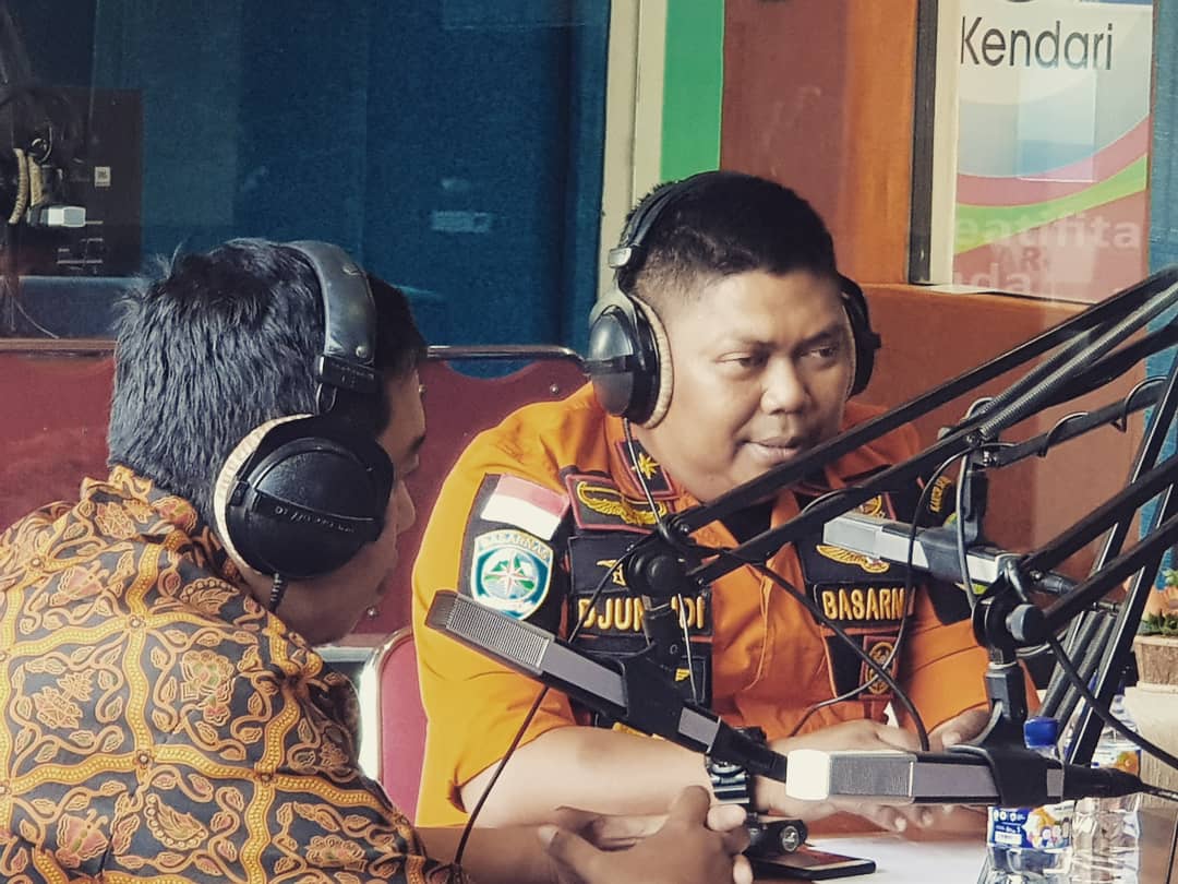 HumasSARKendari's tweet photo. 19/07 Dialog Interaktif Halo Sultra dgn tema “Sultra Dalam Rawan Bencana” di Pro 1 RRI Kendari
#basarnaskendari #humassar304 #rripro1 #rri https://t.co/2KHDLbtdef