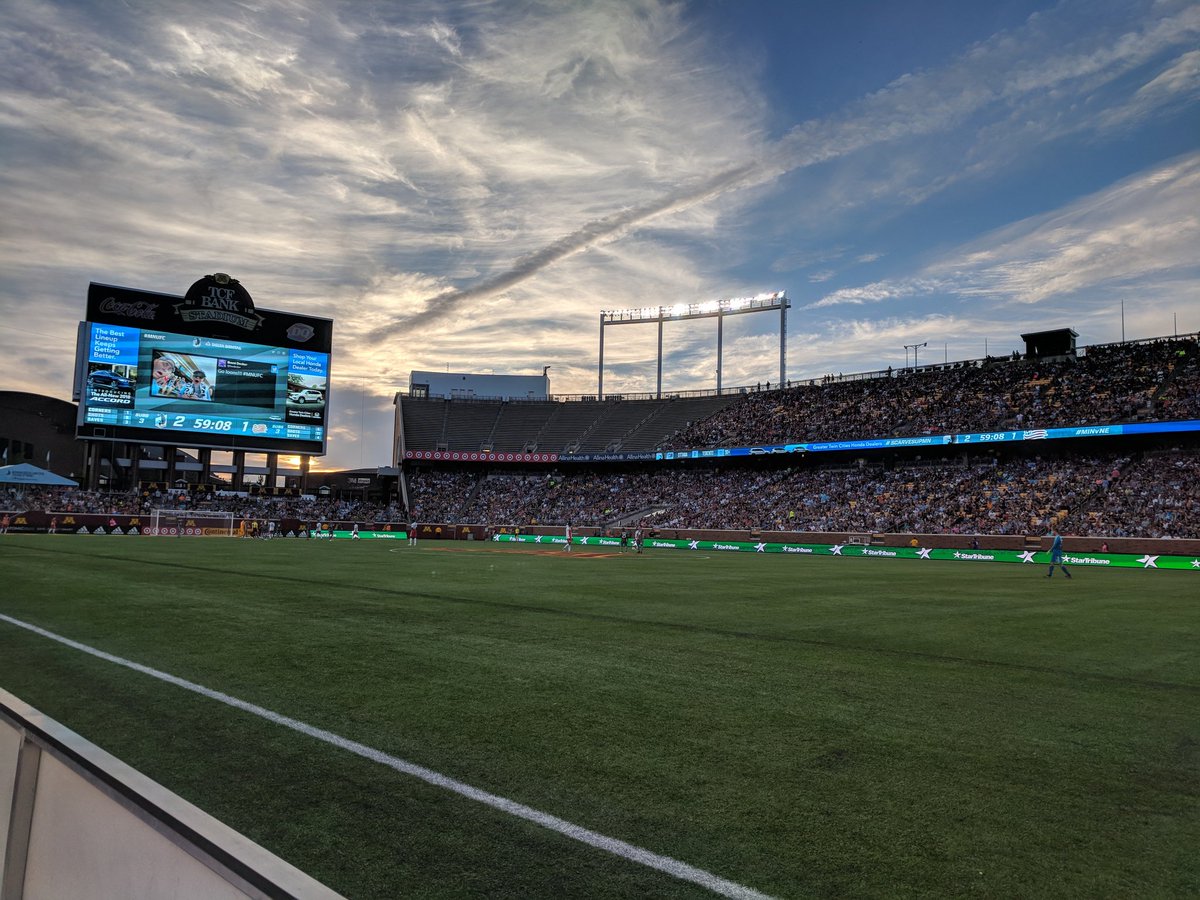 KendraRust24's tweet image. Great night to watch some soccer! #MNUFC #ScarvesUpMN