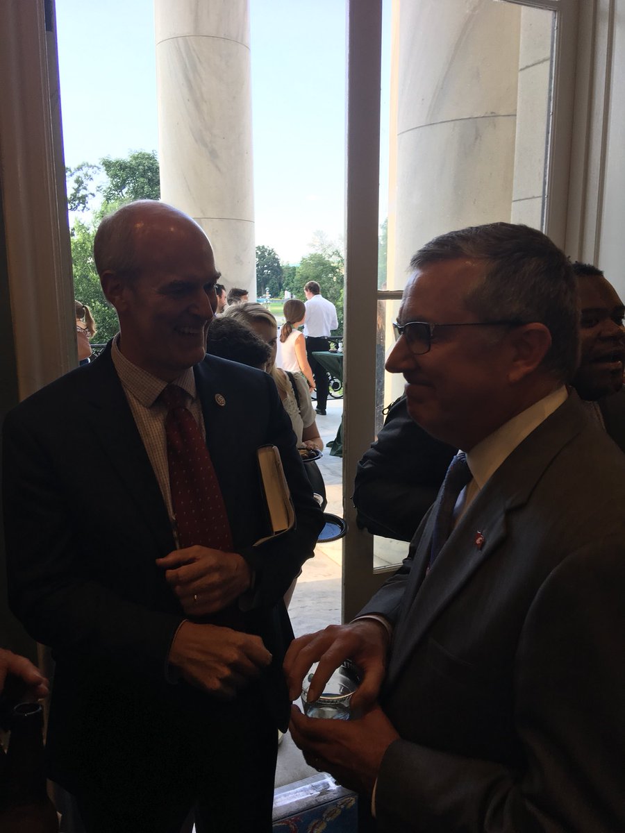 GlyndaBecker's tweet photo. Great  #tasteofwashington event tonight and meetings with our ag friends.  I need to partake in some #liquidarts tomorrow night.  #gocougs! https://t.co/gC4jho8PId